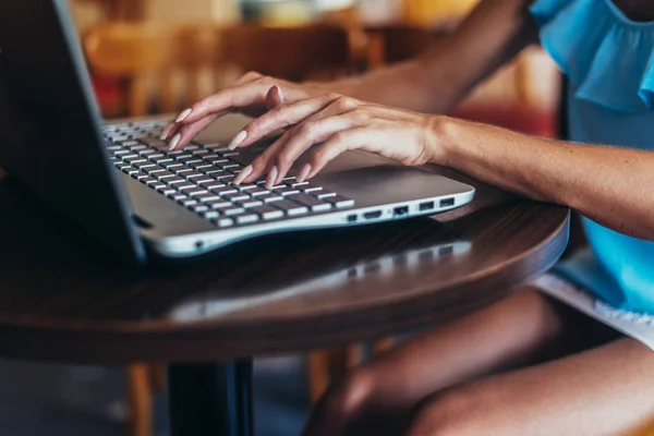 Jovem mulher trabalhando com laptop sentado no café — Fotografia de Stock