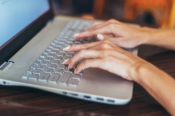 ノート パソコンのキーボードで入力する女性の手のクローズ アップ ショット — ストック写真