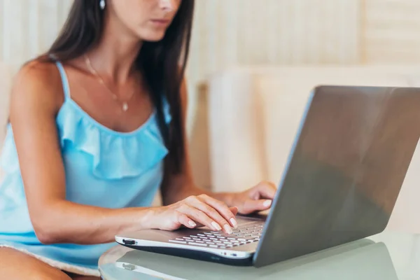 Porträtt av ung kvinna frilansare arbetar på bärbar dator sitter i café — Stockfoto