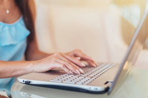 Primo piano colpo di mani femminili digitando sulla tastiera del computer portatile — Foto Stock