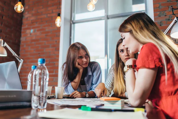 Grupp kvinnor arbetar sitter vid skrivbord i office — Stockfoto