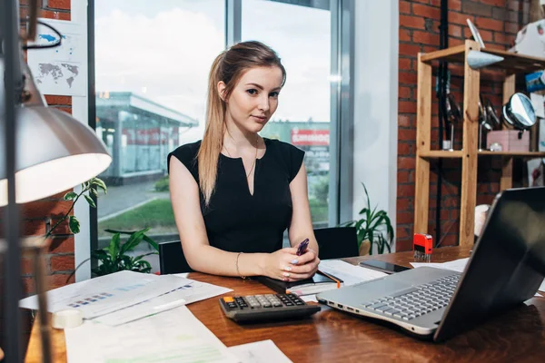 Business woman working at the office looking at camera. — Stock Photo, Image