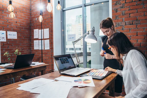 Vista de perto do espaço de trabalho de designer de interiores com laptop, tablet gráfico, telefone e paleta de cores na mesa — Fotografia de Stock