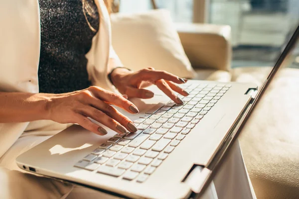 Primer plano de las manos de la mujer escribiendo en el teclado del ordenador portátil —  Fotos de Stock