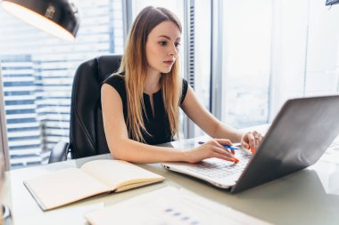 Finansal veri ve istatistik şirketin eğitim dizüstü bilgisayarda çalışan genç kadın