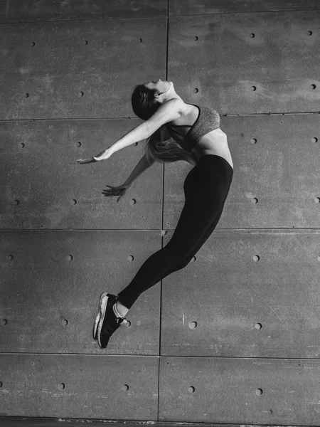 Sport giovane donna facendo indietro curva salto — Foto Stock