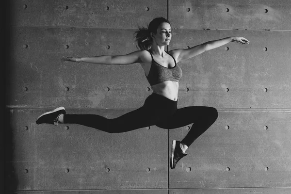 Vältränad ung kvinna hoppa Dans Fitness sport. — Stockfoto