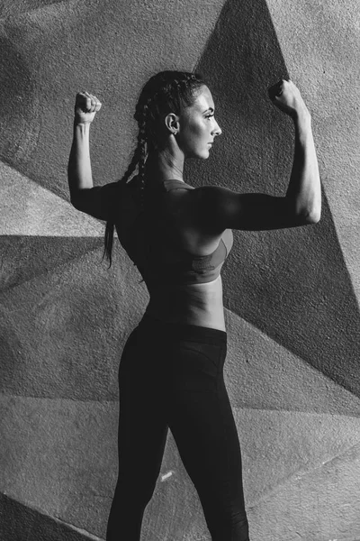 Modello fitness posa mostrando i muscoli della schiena e bicipiti . — Foto Stock