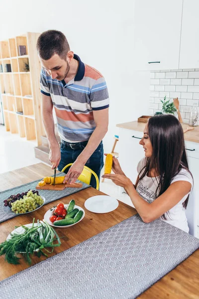 Amis petit déjeuner à la cuisine le matin . — Photo