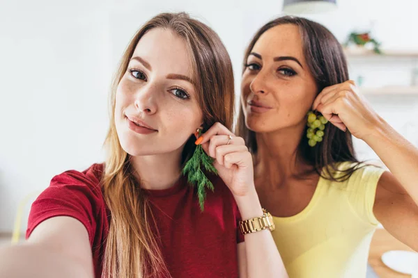 Amis Féminins Prenant Selfie Tout Faisant Petit Déjeuner Dans Cuisine — Photo