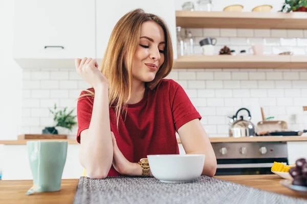 Mooie jongedame eten van fruit en groenten gezond voedsel in keuken. — Stockfoto