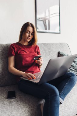 Kadın evde kredi kartı ile alışveriş online