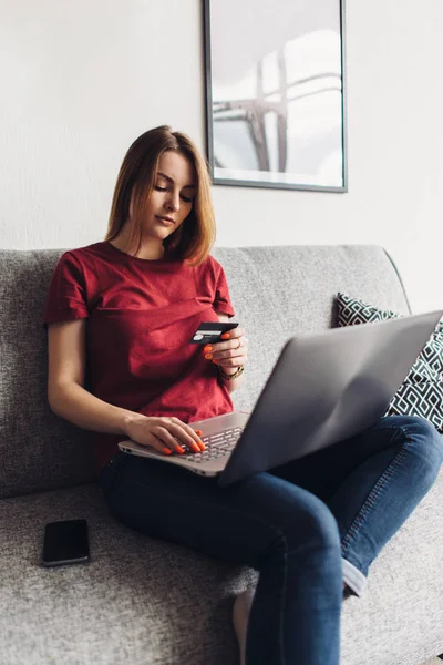 Mujer de compras en línea con tarjeta de crédito en casa — Foto de Stock