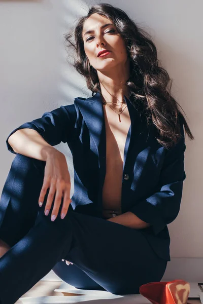 Sombras em mulher bonita com cabelo ondulado . — Fotografia de Stock