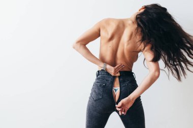 Çıplak geri genç kadın arkadan görünüm