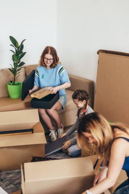 Kadın ve kızları yeni ev taşıma