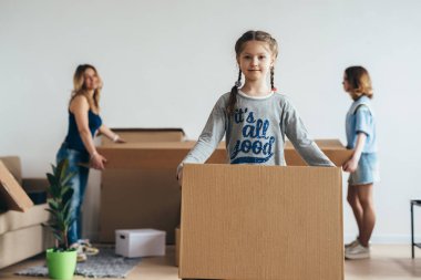 Aile yeni evinde karton kutuları açıyor