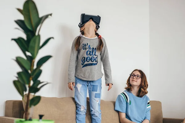 Enfant avec casque de réalité virtuelle à la maison — Photo