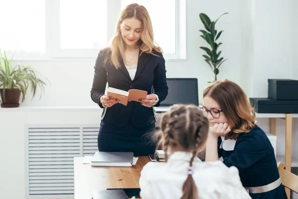 Onderwijs leraar Les vrouwelijke lezen boek aan haar leerlingen — Stockfoto