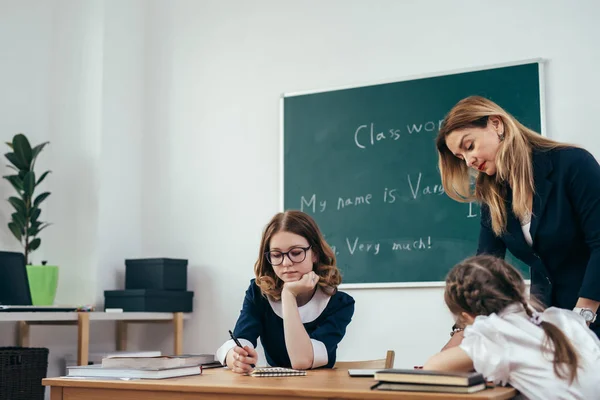 Onderwijs Les vrouwelijke leraar met leerlingen — Stockfoto
