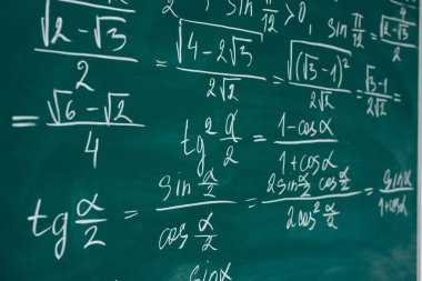 Matematik dersinde. Cebir. Formülleri okul tahtaya yazılır