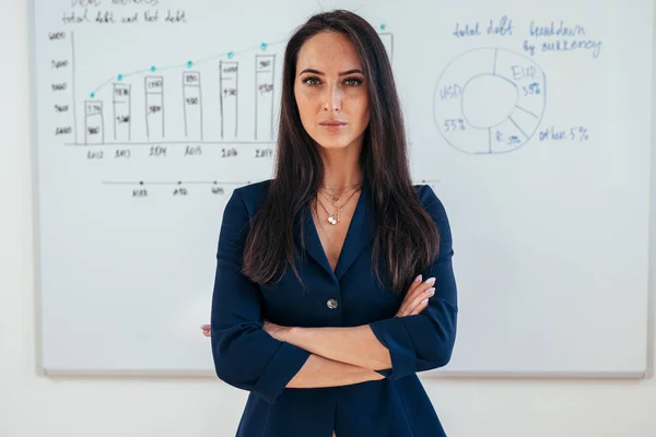 Portrait of business woman in front of whiteboard. — Stock Photo, Image
