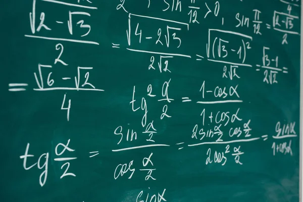 Lezione di matematica. Algebra. Le formule sono scritte nel consiglio scolastico — Foto Stock