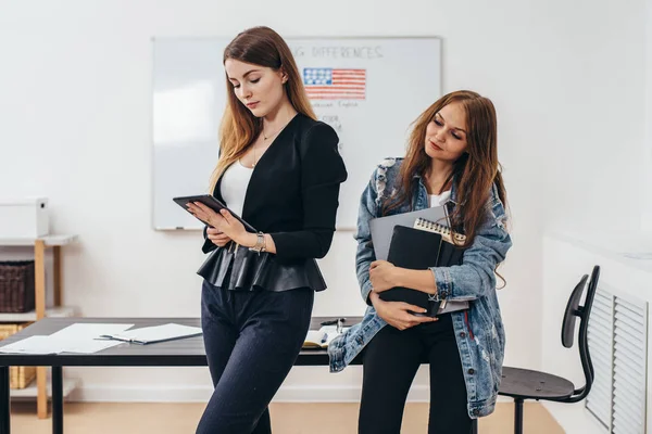 Kvinnlig student med böcker i klassrummet engelska skolan. — Stockfoto