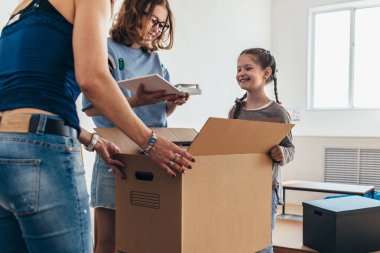 Karton kutular ailesiyle. Yeni evine taşıdıktan