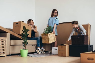 Aile yeni evinde karton kutuları açıyor