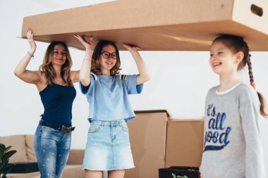 Taşınma günü, yeni evde ailesi ile karton kutular