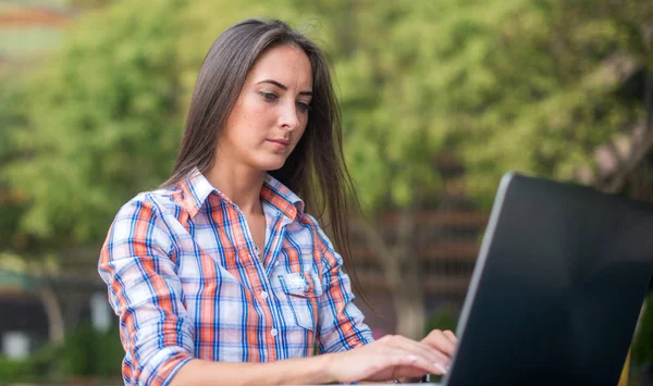 Close-up shot van vrouwelijke handen typen op een laptop toetsenbord — Stockfoto