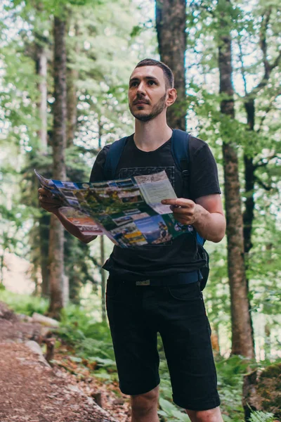 徒步旅行者使用地图在森林中定位目的地 — 图库照片