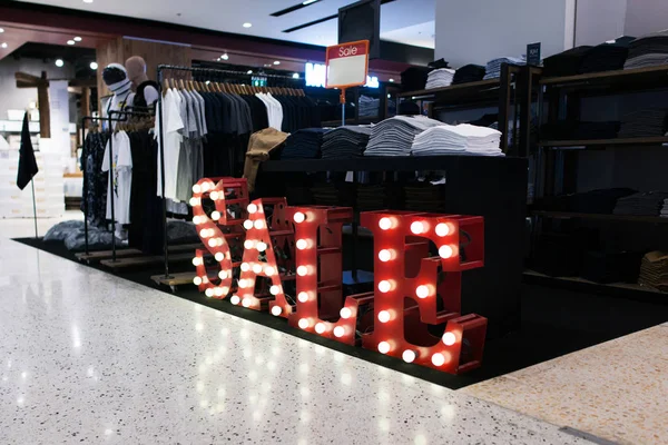 Vitrines mode boetiek kleding winkel in een modern winkelcentrum. Doek en acessorie moderne winkel — Stockfoto