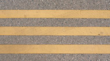 Yoldaki çizgiler düz çizgileri işaretleyen yaya yolu..