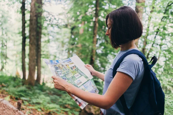 Randonneur utilisant une carte pour localiser la destination en forêt — Photo