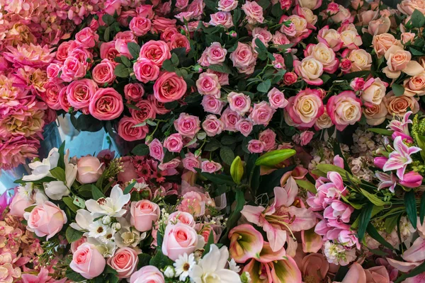 各种粉红色和红色的花朵粉红色玫瑰花束背景 — 图库照片
