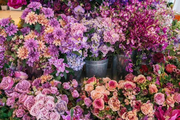 各种粉红色和红色的花朵粉红色玫瑰花束背景 — 图库照片