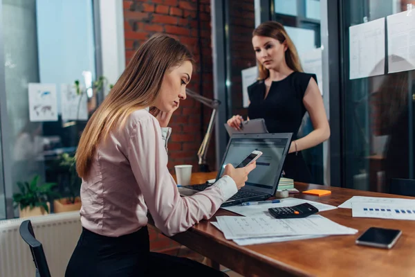 Giovane donna che indossa abiti formali che lavorano su laptop digitando e-mail seduto sul suo posto di lavoro — Foto Stock