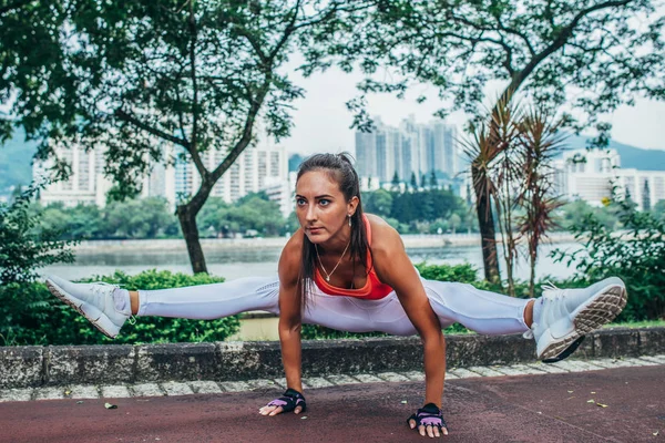 Sportif uygun genç kadının firefly postu amut egzersiz yapması — Stok fotoğraf