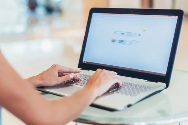 Close-up foto de jovem mulher de negócios trabalhando no laptop no escritório branco — Fotografia de Stock