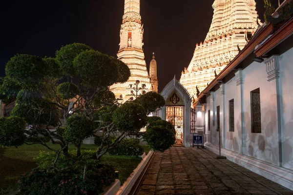 Wat Arun Temple à noite em Bangkok, Tailândia . — Fotografia de Stock