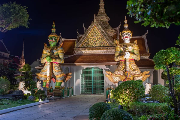 Wat Arun Temple of Dawn templo budista com guardiões protegendo portões. Bangkok, Tailândia. — Fotografia de Stock