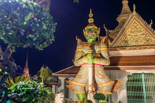 Wat Arun Temple of Dawn templo budista com guardiões protegendo portões. Bangkok, Tailândia. — Fotografia de Stock