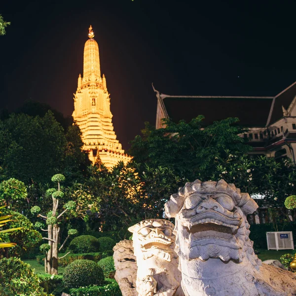 Wat Arun Temple à noite em Bangkok, Tailândia . — Fotografia de Stock