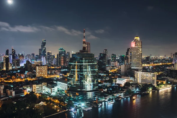Paisaje urbano en el centro. Ciudad nocturna horizonte urbano Bangkok, Tailandia. — Foto de Stock