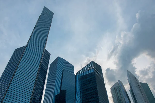 Moderna skyskrapor låg vinkel vy stadsbild stadslandskap — Stockfoto