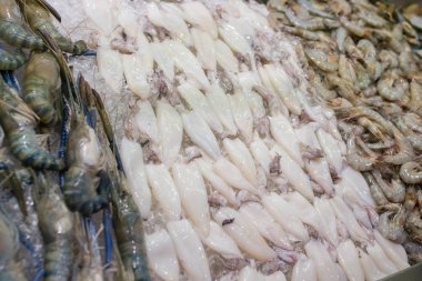 Satılık piyasada taze kalamar. Beyaz çiğ kalamar deniz ürünleri