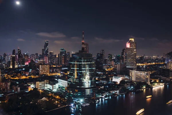 Ciudad por la noche con edificios urbanos. Vista aérea . — Foto de Stock