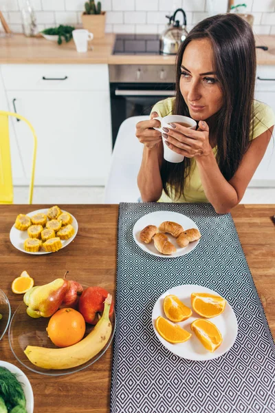 Jovem mulher bebendo café em casa pela manhã . — Fotografia de Stock